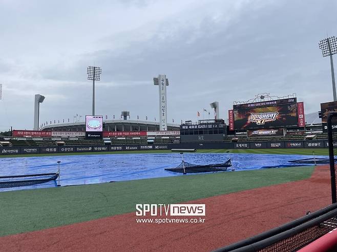 ▲ 비 오는 수원 KT위즈파크의 전경 ⓒ최원영 기자