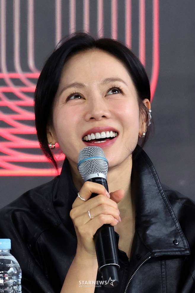 [부산=뉴시스] 박진희 기자 = 영화 '어쩔수가없다' 배우 손예진이 18일 부산 해운대구 영화의전당 BIFF 야외무대에서 제30회 부산국제영화제 오픈토크를 하고 있다. 2025.09.18. pak7130@newsis.com /사진=박진희