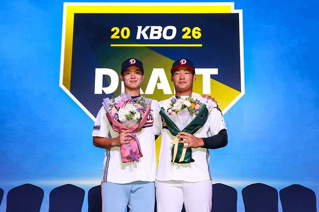 2026 신인 드래프트에서 두산 베어스의 지명을 받은 서준오(왼쪽)와 김주오. /사진=두산 베어스 제공