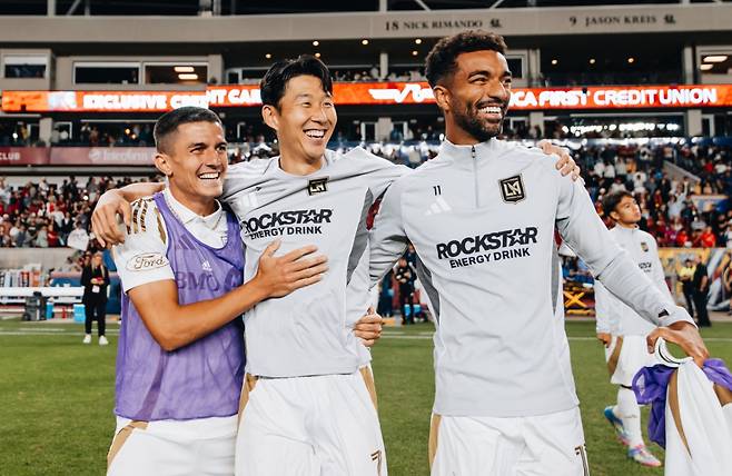 로스앤젤레스(LA)FC 손흥민(가운데)이 지난 18일(한국시간) 미국 유타주 샌디 아메리카 퍼스트 필드에서 열린 2025 미국 메이저리그사커(MLS) 정규리그 원정 경기 레알 솔트레이크전 승리 후 팀 동료들과 함께 기뻐하고 있다. /사진=LAFC SNS 캡처