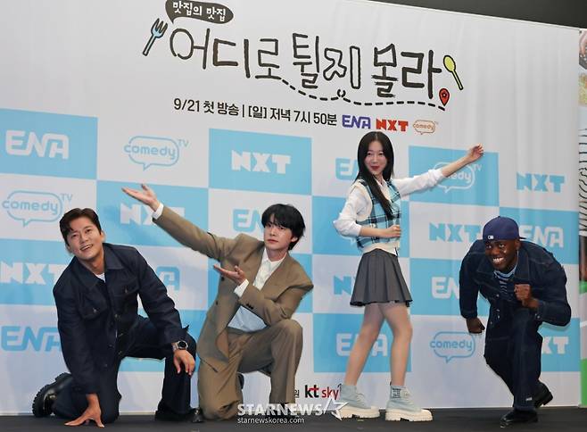 김대호, 안재현, 쯔양, 조나단이 19일 오전 서울 마포구 상암동 스탠포드호텔에서 진행된 ENA 예능 '어디로 튈지 몰라' 제작발표회에 참석해 포즈를 취하고 있다.  짜여진 리스트도 사전 기획된 코스도 없이 오로지 맛집 사장님들의 릴레이 추천에 따라 인생 맛집을 찾아다니는 '노(No) 섭외 즉흥 맛집 투어 예능' 어디로 튈지 몰라는 오는 21일 첫 방송된다. /2025.09.19 /사진=이동훈 photoguy@