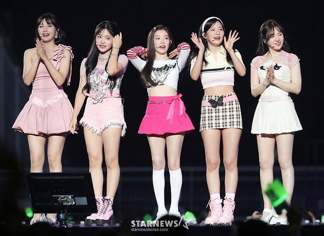 걸그룹 레드벨벳이 20일 오후 경기 수원월드컵경기장에서 열린 'SMTOWN LIVE 2022 : SMCU EXPRESS @HUMAN CITY_SUWON'에서 인사하고 있다.  2022.08.20