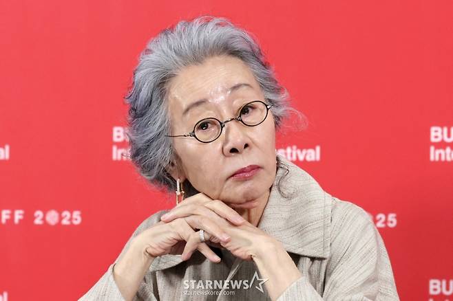 [부산=뉴시스] 박진희 기자 = 윤여정 배우가 19일 부산 해운대구 영화의전당 비프힐에서 영화 '결혼 피로연' 기자간담회를 하고 있다. 2025.09.19. pak7130@newsis.com /사진=박진희