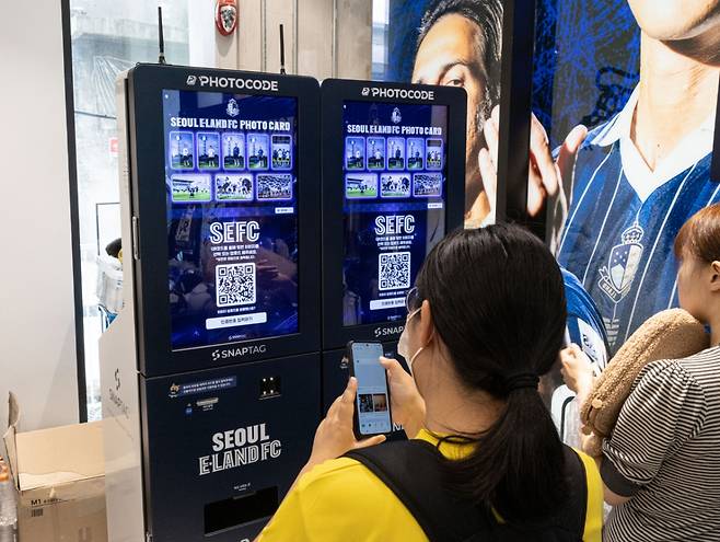 팝업스토어를 방문한 팬들이 '나만의 포토카드' 키오스크를 체험하고 있다. /사진=서울이랜드 제공