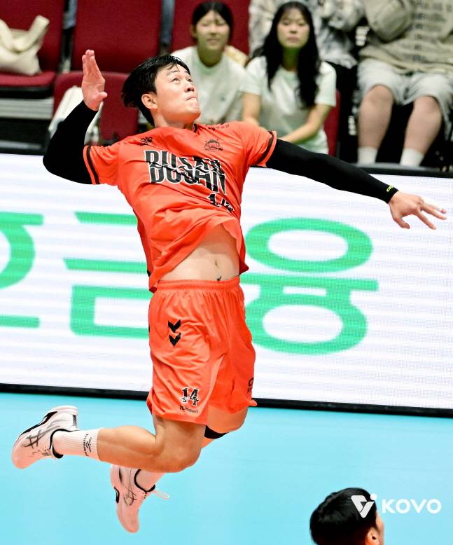 OK금융그룹 송희채가 스파이크 서브를 날리고 있다. /사진=KOVO 제공