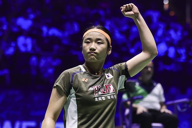 안세영은 19일 중국 선전의 선전 아레나에서 열린 2025 세계배드민턴연맹(BWF) 월드투어 슈퍼 750 중국 마스터스 여자단식 8강에서 세계랭킹 14위 인도의 푸살라 신도를 게임 스코어 2-0(21-14 21-13)으로 꺾고 준결승에 안착했다. 연합뉴스