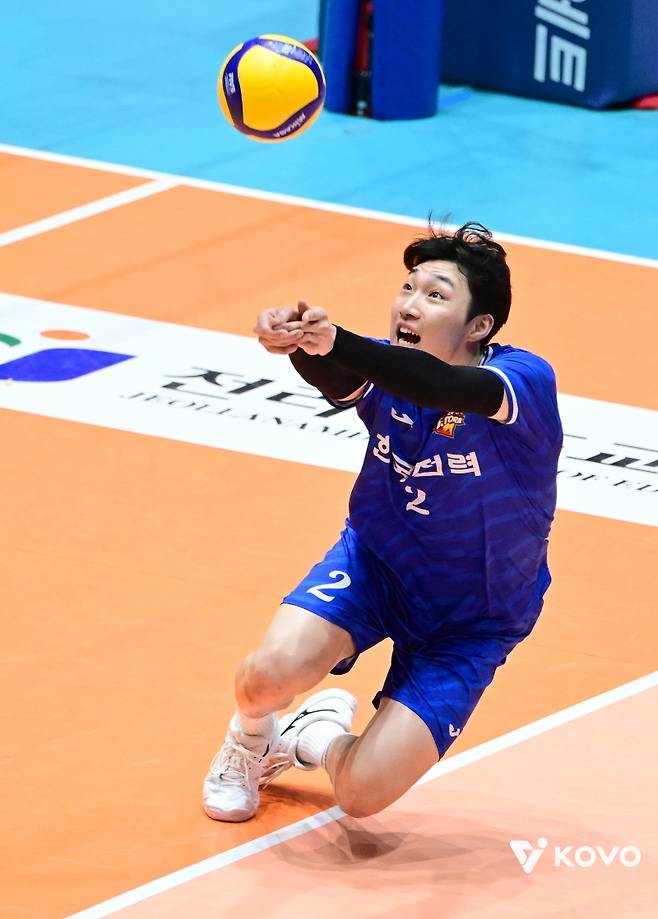 19일 오후 전라남도 여수 진남체육관에서 열린 '2025 여수·NH농협컵 프로배구대회' 남자부 준결승 OK저축은행과 한국전력의 경기, 한국전력 김주영이 공을 받아내고 있다. KOVO