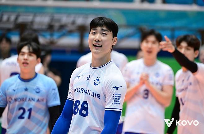 19일 오후 전라남도 여수 진남체육관에서 열린 '2025 여수·NH농협컵 프로배구대회' 남자부 준결승 대한항공과 삼성화재의 경기, 대한항공 임재영이 비디오 판독 영상을 보고 있다. KOVO