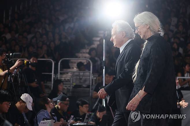 부산국제영화제 참석한 마이클 만 감독 (부산=연합뉴스) 류효림 기자 = 마이클 만 감독(왼쪽)이 17일 부산 해운대구 우동 영화의전당에서 열린 제30회 부산국제영화제 개막식에 참석하고 있다. 2025.9.17 ryousanta@yna.co.kr