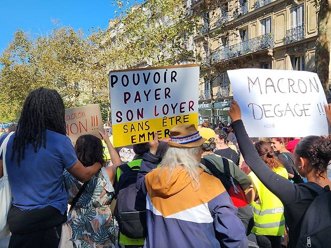 '마크롱 꺼져' (파리=연합뉴스) 송진원 특파원 = 18일(현지시간) 프랑스 파리 바스티유 광장에 모인 시민들이 '마크롱 꺼져', '마크롱 반대' 등의 팻말을 들고 있다. san@yna.co.kr. 2025.09.18.