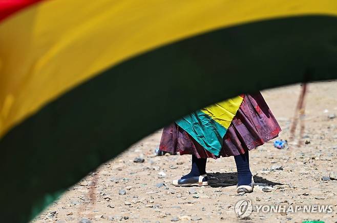 볼리비아 국기 너머의 현지 여성 [로이터 연합뉴스 자료사진. 재판매 및 DB 금지]