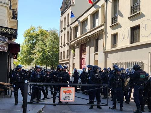 대기중인 경찰들 (파리=연합뉴스) 송진원 특파원 = 18일(현지시간) 프랑스 파리 바스티유 광장과 레퓌블리크 광장 사이의 골목에 경찰들이 대기하고 있다. 2025.09.18 san@yna.co.kr (끝)