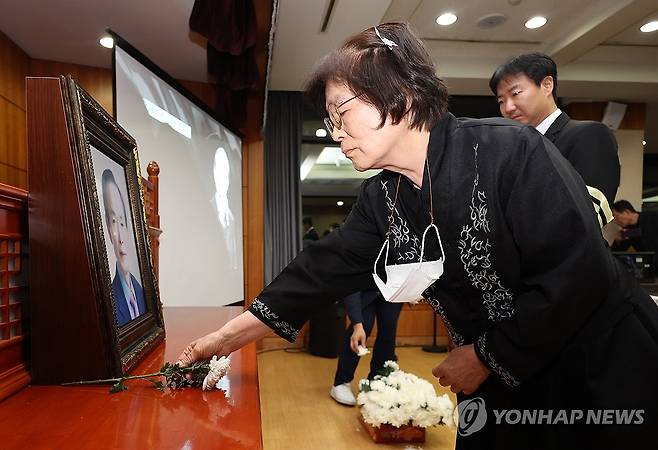 헌화하는 장기표 선생 부인 2024년 9월25일 오후 서울 종로구 서울대병원 장례식장에서 열린 장기표 신문명정책연구원 원장 영결식에서 부인 조무하 씨가 고인 영정 앞에 헌화하고 있다. [연합뉴스 자료사진]