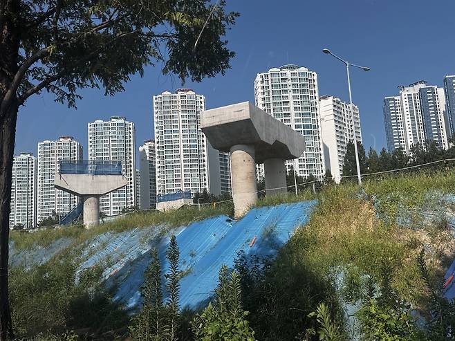 공사 중단으로 방치된 공사현장 [독자 제공. 재판매 및 DB 금지]