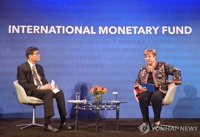 IMF 총재와 대담하는 이창용 한은 총재 (워싱턴=연합뉴스) 홍정규 특파원 = 이창용 한국은행 총재가 18일(현지시간) 워싱턴DC 국제통화기금(IMF) 본부에서 크리스탈리나 게오르기에바 IMF 총재와 대담하고 있다. 2025.9.19 zheng@yna.co.kr