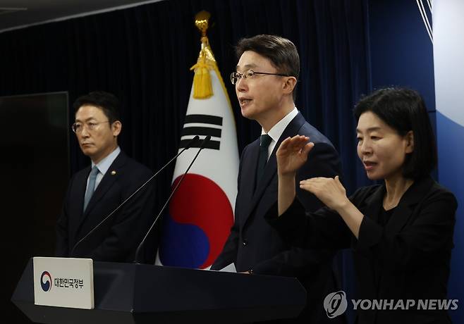 해킹 대응을 위한 과기정통부-금융위 합동 브리핑 (서울=연합뉴스) 신준희 기자 = 류제명 과학기술정보통신부 제2차관(가운데)과 권대영 금융위원회 부위원장(왼쪽)이 19일 서울 종로구 정부서울청사에서 해킹 대응을 위한 과기정통부-금융위 합동 브리핑을 하고 있다. 2025.9.19 hama@yna.co.kr