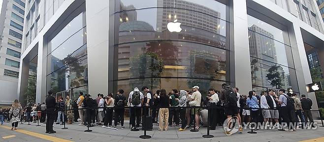 아이폰17 시리즈 공식 출시, 길게 늘어선 오픈런 행렬 (서울=연합뉴스) 서대연 기자 = 애플의 신제품 아이폰17 시리즈 공식 출시일인 19일 서울 중구 애플 명동점 앞에 아이폰을 구매하려는 시민들이 줄을 서 있다. 2025.9.19 dwise@yna.co.kr