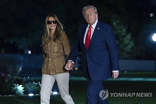 영국 국빈방문 마치고 귀국한 트럼프 대통령 부부 (AP=연합뉴스) 도널드 트럼프 미국 대통령과 부인 멜라니아 여사가 18일(현지시간) 2박 3일 간의 영국 국빈방문 일정을 마치고 백악관에 도착했다. 2025.9.18