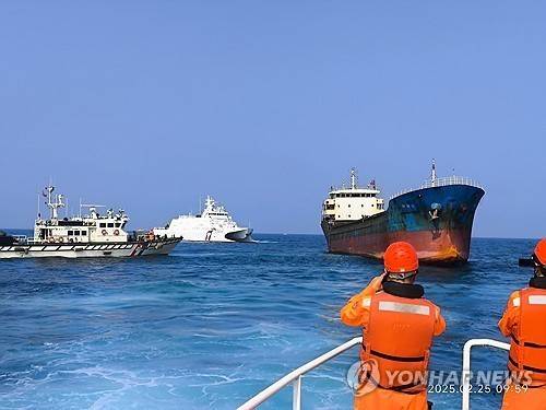 지난 2월 대만에 나포된 화물선 훙타이58호(오른쪽)  [대만 해양경비대 제공. EPA 연합뉴스 재판매 및 DB 금지]