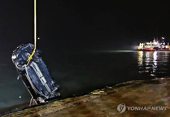 일가족 탑승 차량 인양하는 해경 [목포해양경찰서 제공. 재판매 및 DB 금지]