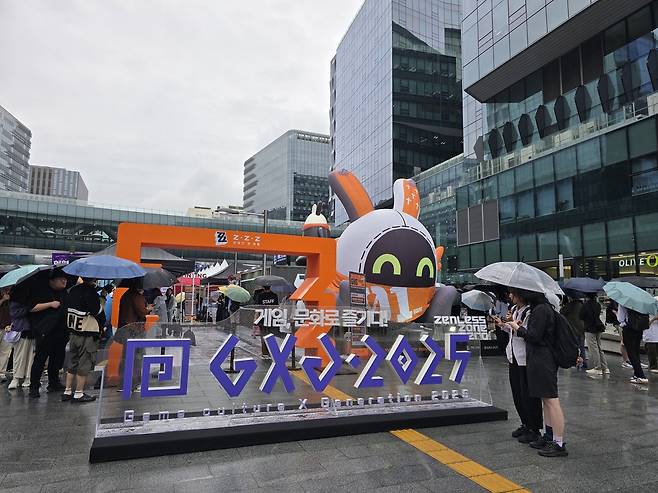 빗속에도 뜨거운 GXG 2025 열기     (성남=연합뉴스) 김주환 기자 = 도심형 게임문화 축제 'GXG 2025'가 열린 19일 경기 성남시 판교역 일대가 게임 팬으로 활기를 띠고 있다. 2025.9.19 jujuk@yna.co.kr