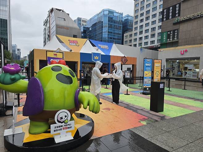 빗속에도 뜨거운 GXG 2025 열기     (성남=연합뉴스) 김주환 기자 = 도심형 게임문화 축제 'GXG 2025'가 열린 19일 경기 성남시 판교역 인근 거리에 슈퍼셀 부스가 관람객들을 맞고 있다. 2025.9.19 jujuk@yna.co.kr