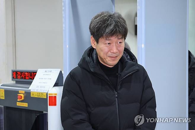 2심서 법정구속 면한 남욱 변호사 (서울=연합뉴스) 신현우 기자 = 정치자금법 위반 혐의로 재판에 넘겨진 남욱 변호사가 6일 서울 서초구 서울고등법원에서 열린 2심 선고 공판에서 1심과 동일한 징역 8개월의 실형을 선고받고 법원 청사를 나서고 있다. 2025.2.6 nowwego@yna.co.kr