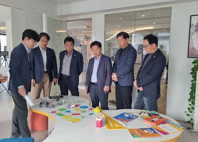 ▲ 최근 영국·프랑스 교육 현장을 다녀온 인천시의회 교육위원회 의원들이 학습 현장에서 교구재를 살펴보고 있다. /사진제공=인천시의회