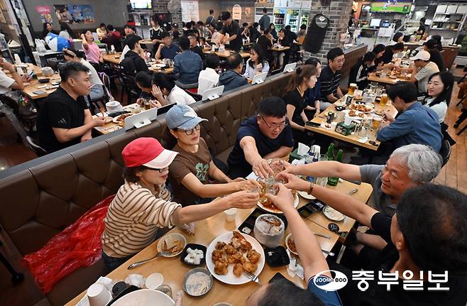 '2025 수원 통닭거리 축제' 첫날인 19일 통닭거리의 한 통닭집에서 시민들이 함께하고 있다. 김경민기자