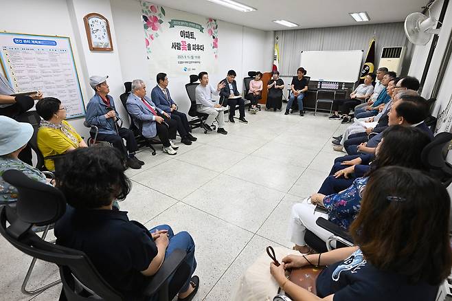 김동근 시장이 9월 15일 드림밸리아파트에서 열린 '2025년 찾아가는 U아파트 상담실_아파트, 사람꽃을 피우다' 간담회에서 주민들과 소통하고 있다. 사진=의정부시