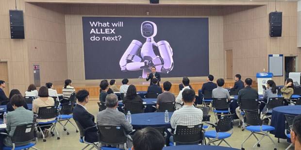 홍원표 SK쉴더스 부회장이 전남도교육청 직원들을 대상으로 ‘AI 시대와 교육’ 특별 강연을 진행하고 있다.