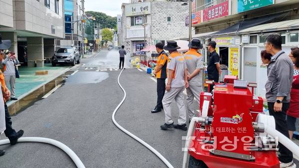울산 남울주소방서는 19일 울주군 온산읍 덕신2차시장에서 소방안전교육 및 이동식소방펌프 작동 훈련을 실시했다. 울산시 제공