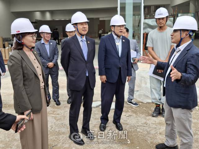 구윤철 경제부총리(앞줄 왼쪽 두번째)가 19일 APEC 정상회의 준비상황 현장 점검차 경주엑스포대공원내 조성 중인 기업전시장을 찾아 양금희 경북도 경제부지사,주낙영 경주시장 등과 함께 김상철 APEC준비지원단장으로부터 설명을 듣고 있다. 김진만 기자