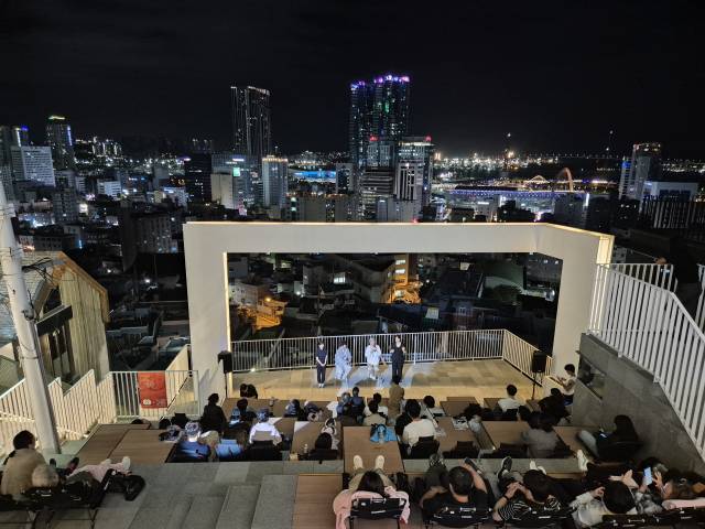 19일 오후 6시 30분 부산 동구 산복도로에 위치한 168 더 데크에서 열린 동네방네비프에서 관객들이 영화 ‘청설’ 상영에 앞서 수어를 배우고 감독과 대화하고 있다. 김동우 기자 friend@