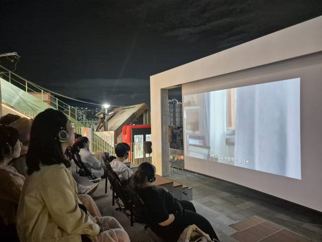 19일 오후 6시 30분 부산 동구 산복도로에 위치한 168 더 데크에서 열린 동네방네비프에서 관객들이 영화 ‘청설’을 감상하고 있다. 김동우 기자 friend@