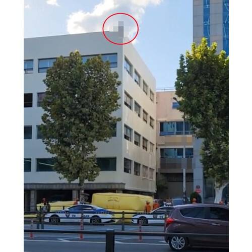 20일 오후 부산역 인근 5층 건물 옥상서 중년 여성 투신 소동을 벌여 경찰과 소방 당국이 출동했다. 연합뉴스