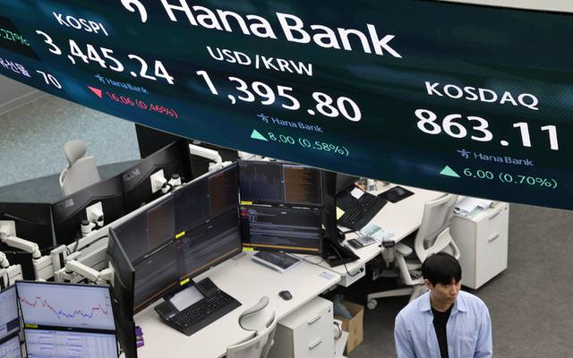 19일 코스피가 개장 후 사상 최고치를 기록했으나 이후 하락 전환하며 3천440선에서 장을 마친 반면, 코스닥을 상승세를 이어가며 860선을 돌파했다. 연합뉴스