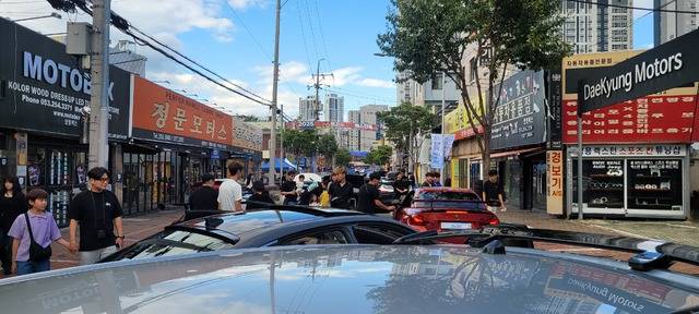 대구지역 대표 자동차축제인 '2025 대구스트리트 모터페스티벌'이 20일 오전 11시 개막식을 시작으로 중구 남산동 자동차부속골목에서 열린 가운데 축제장을 방문한 시민들이 튜닝 차량 등을 구경하고 있다. 권영진 기자