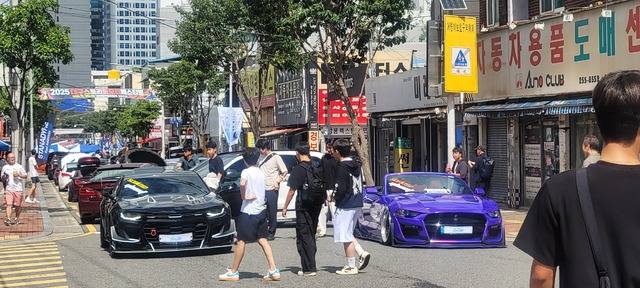 대구지역 대표 자동차축제인 '2025 대구스트리트 모터페스티벌'이 20일 중구 남산동 자동차부속골목에서 열리면서 시민들의 발길이 이어지고 있다. 권영진 기자