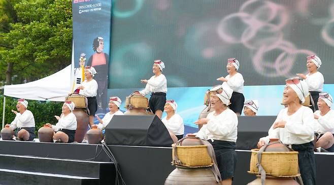 제주도는&nbsp;20일&nbsp;해녀박물관&nbsp;일원에서&nbsp;'숨비소리,&nbsp;위대한&nbsp;해녀들의&nbsp;이야기'를&nbsp;주제로&nbsp;제18회&nbsp;제주해녀축제와&nbsp;제8회&nbsp;해녀의&nbsp;날&nbsp;기념식을&nbsp;개최했다.