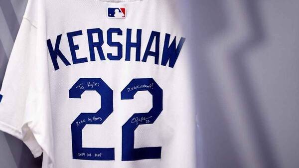 커쇼가 사인한 카일 프리랜드의 유니폼(사진=콜로라도 로키스)