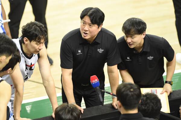 KT 문경은 감독이 DB전에서 작전 지시를 하고 있다. 사진 | KBL