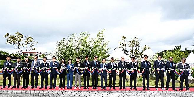 20일 열린  문화예술관광박람회장을 찾은 내빈들이 개막식에 앞서 진행된 테이프 커팅식에서 테이프 커팅을 하고 있다.사진 왼쪽부터 배동환 광주문화재단 사무처장, 윤범모 광주비엔날레 대표, 김진강 광주관광공사 사장, 홍기월 광주시의회 교육문화위원장, 김상욱   국립아시아문화전당 전당장, 임택 광주 동구청장, 최복숙 경북도 관광마케팅과 과장, 전은옥 광주시 문화체육실 실장, 이정우 문화체육관광부 문화예술정책실 실장, 명창환 전남도 행정부지사, 손인락 영남일보 대표이사, 조덕선 SRB무등일보 회장, 서왕진 조국혁신당 국회의원, 안도걸 더불어민주당 국회의원, 박균택 더불어민주당 국회의원, 정철원 담양군수, 정명영 담양군의장, 박종원 전남도의원.