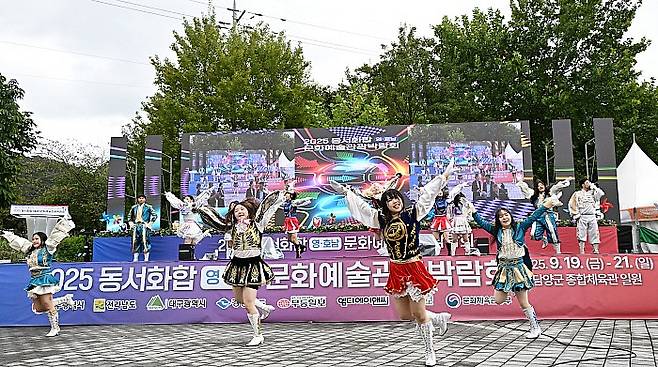 수도권 일극체제 극복에 힘을 모으고 동서 화합을 염원하기 위해 마련된 '2025 영호남 문화예술관광박람회'(이하 박람회) 전남 행사가 지난 19일부터 21일까지 진행된다. 지난해에 이어 두 번째인 이번 박람회의 전남 행사는 생태관광도시 1번지 담양군에서 열렸다. 20일 오전 담양군의 죽녹원 바로 앞 특설 무대에서 진행된 이번 행사는 무등일보와 영남일보가 주최·주관하고, 광주시·전남도·대구시·경북도가 후원한 박람회에는 영·호남 50여 지자체와 기관·단체가 참여해 80여 개 홍보부스를 운영했다. 개막식은 식전 공연을 시작으로 국민의례, 내빈 소개, 축사, 퍼포먼스, 부스 라운딩 순으로 진행됐다. 죽녹원을 찾은 많은 관광객과 지역민, 그리고 행사를 위해 광주·전남과 대구·경북에서 온 참가자들이 전남행사에 함께해 성황을 이뤘다. 사진은 이날 개막식에서 행사 축하공연을 하고 있는 호남대·대구대 연합 응원단의 치어리딩 퍼포먼스.