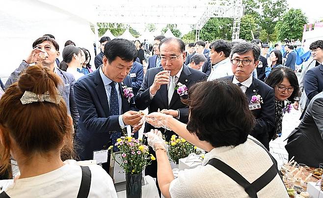 20일 오전에 열린 '2025 영호남 문화예술관광박람회' 전남행사 개막식에 참가한 내빈들이 참여 부스를 관람 중 음료를 시음하고 있다.