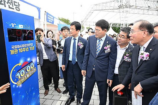 20일 오전에 열린 '2025 영호남 문화예술관광박람회' 전남행사 개막식에 참여한 이개호 더불어민주당 국회의원이 개관 10주년을 맞은 국립아시아문화전당 부스에서 10초 정지타이머 이벤트에 참여했다.