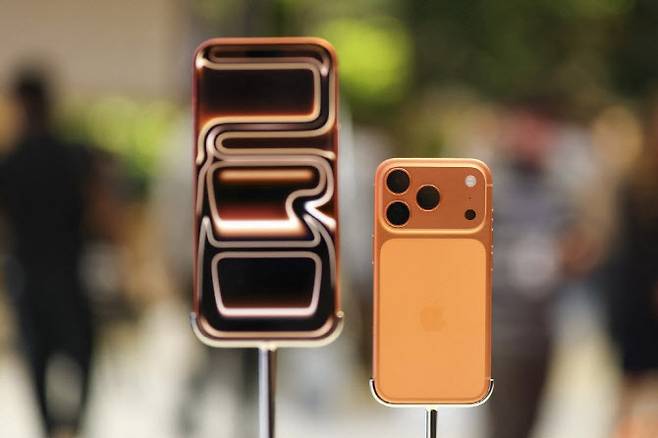 19일(현지시간) 뉴욕 애플 스토어에 새로운 애플 아이폰 17 모델들이 전시돼 있다. (사진=AFP)