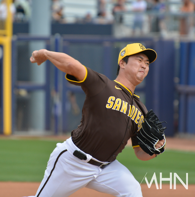 (2024년 스프링캠프 시범경기에서 고우석이 애리조나를 상대로 전력투구를 펼치고 있다)