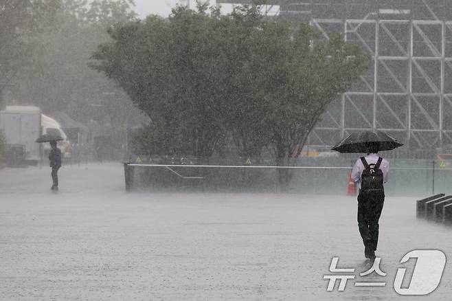 전국 대부분 지역에 비가 내리며 서울과 경기북부 등에 호우특보가 발효됐던 지난 17일 서울 종로구 광화문광장에서 우산을 쓴 시민들이 발걸음을 옮기고 있다. 2025.9.17/뉴스1 ⓒ News1 이광호 기자