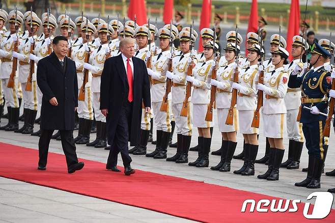도널드 트럼프 미국 대통령과 시진핑 중국 국가주석이 2017년년 11월 9일 (현지시간) 베이징 인민대궁전 환영식에서 의장대를 사열하고 있다. ⓒ AFP=뉴스1 ⓒ News1 우동명 기자